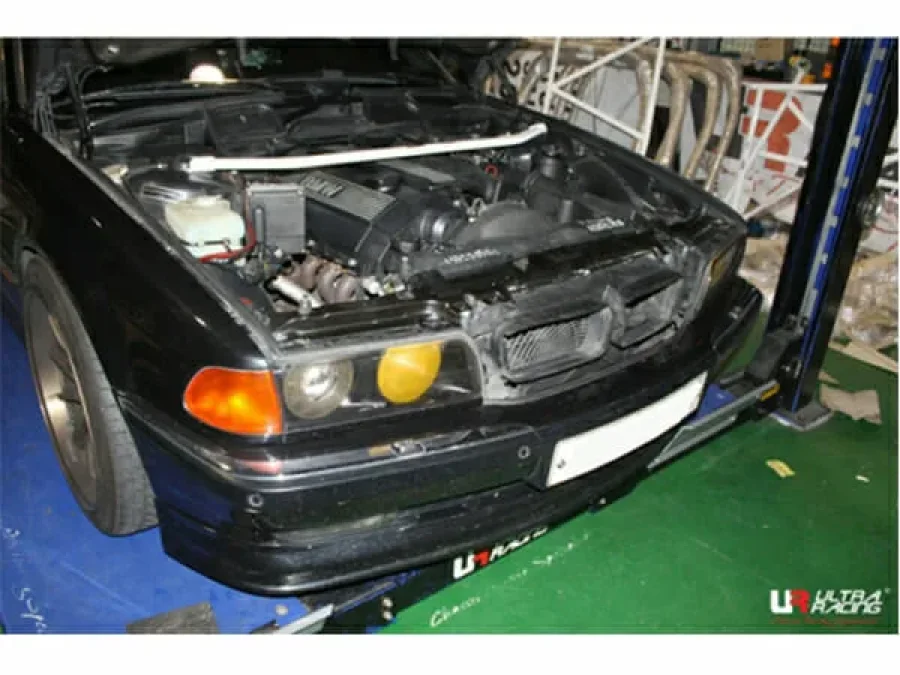 Ultra Racing BMW 7 E38 (728i) 2.8 2WD 94-01 UltraRacing 2-Point Front Upper Strutbar (3606), référence URKR-TW2-3606