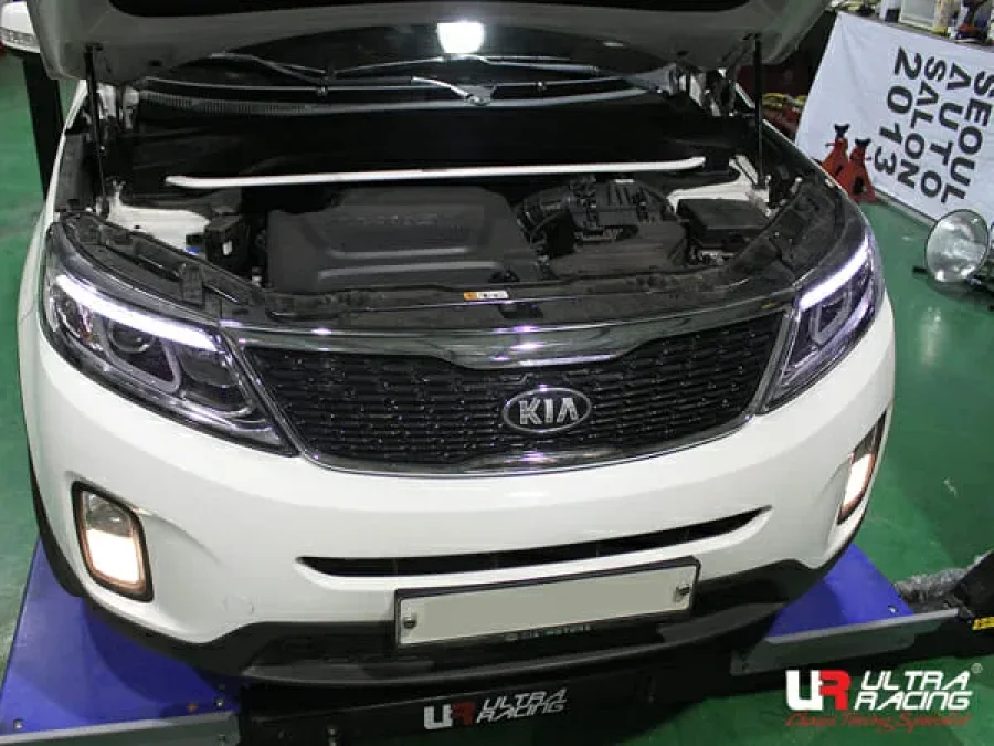 Ultra Racing Kia Sorento (XM) 2.0D 2WD/4WD 13-14 UltraRacing 4-Point Front Upper Strutbar (2630), référence URKR-TW4-2630