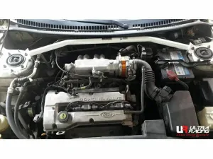Ultra Racing Ford Tierra (KJ) 1.6 2WD 94-98/Mazda Protege 1.6 98-03 UltraRacing 2-Point Front Upper Strutbar (2893), référence URTW-TW2-2893
