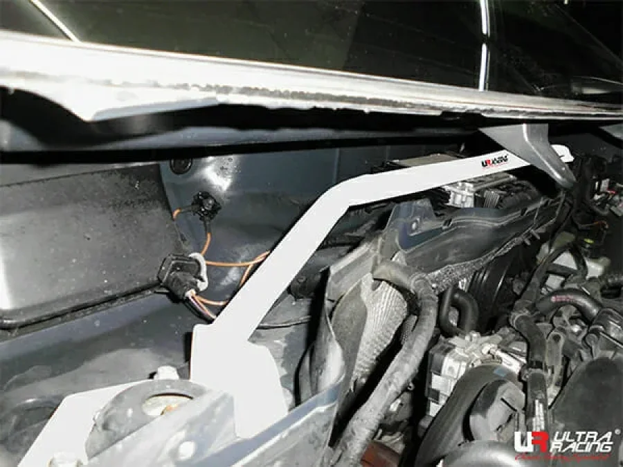 Ultra Racing Volkswagen Sharan (TYP 7N) 2.0 TDI 10+ UltraRacing 2-Point Front Upper Strutbar (3535), référence URTW-TW2-3535