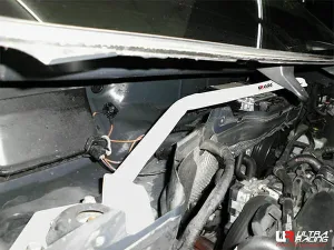 Ultra Racing Volkswagen Sharan (TYP 7N) 2.0 TDI 10+ UltraRacing 2-Point Front Upper Strutbar (3535), référence URTW-TW2-3535