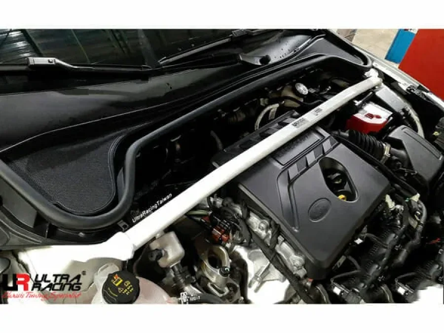 Ultra Racing Ford Focus (MK4) 1.5T L3 2WD HB 18+ UltraRacing 2-Point Front Upper Strutbar (3976), référence URTW-TW2-3976