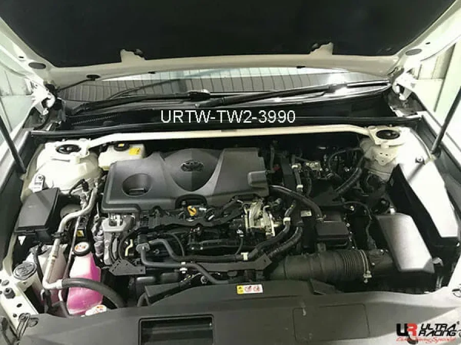 Ultra Racing Lexus ES 300H (XZ10) 2.5 Hybrid 18+/Toyota Camry 2.5 17+ 2WD UltraRacing 2-Point Front Upper Strutbar (3990), référence URTW-TW2-3990