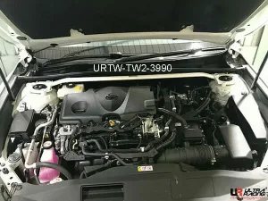Ultra Racing Lexus ES 300H (XZ10) 2.5 Hybrid 18+/Toyota Camry 2.5 17+ 2WD UltraRacing 2-Point Front Upper Strutbar (3990), référence URTW-TW2-3990