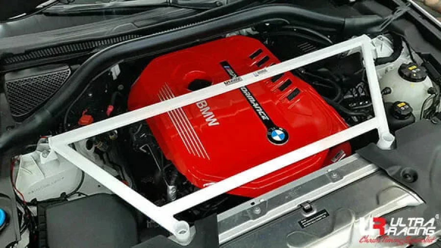 Ultra Racing BMW G02 (X4) 3.0T 4WD 18+ UltraRacing 4-Point Front Upper Strutbar (4000), référence URTW-TW4-4000