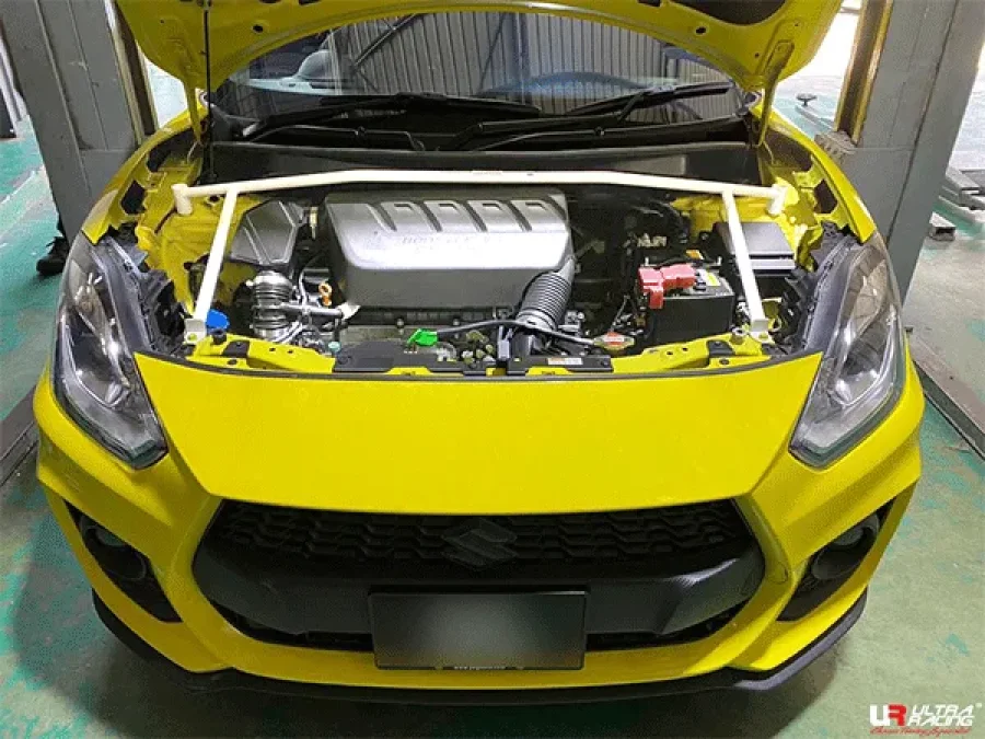 Ultra Racing Suzuki Swift Sport (A2L414) 1.4 2WD 17+ UltraRacing 4-Point Front Upper Strutbar (4008), référence URTW-TW4-4008