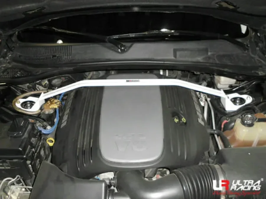 Ultra Racing Dodge Challenge 5.7 V8 11+/Magnum 5.7 04-08 2WD UltraRacing 2-Point Front Upper Strutbar (2384), référence URUS-TW2-2384