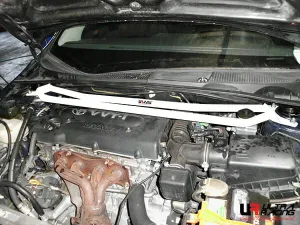 Ultra Racing Scion TC (AT10) 2.4 2WD 05-10 UltraRacing 2-Point Front Upper Strutbar (2463), référence URUS-TW2-2463