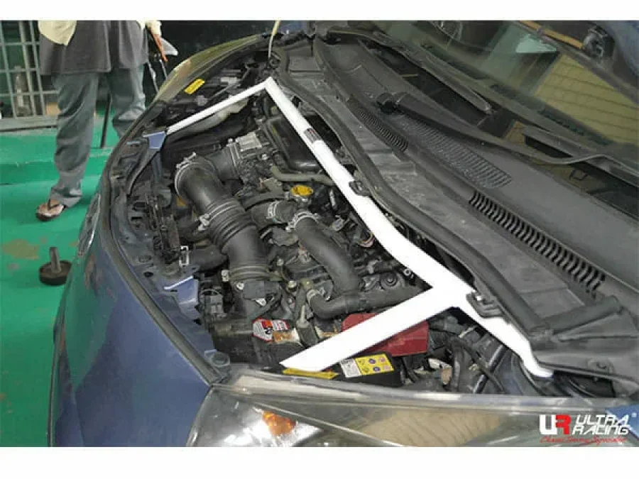 Ultra Racing Scion IQ (AJ10) 1.3 12-15/Toyota IQ 1.3 08-15 2WD UltraRacing 4-Point Front Upper Strutbar (2318), référence URUS-TW4-2318