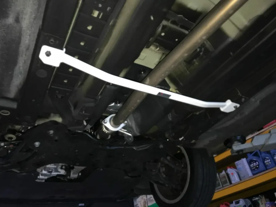 Ultra Racing Kia Carens (RP) 1.7D 2WD 13+ UltraRacing 2-Point Mid Lower Brace (3902), référence ML2-3902