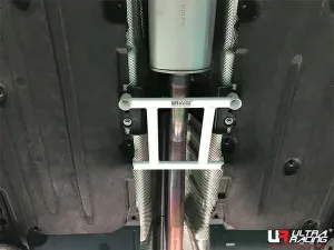 Ultra Racing Volvo XC40 2.0T 4WD 18+ UltraRacing 4-Point Mid Lower Brace (4164), référence ML4-4164
