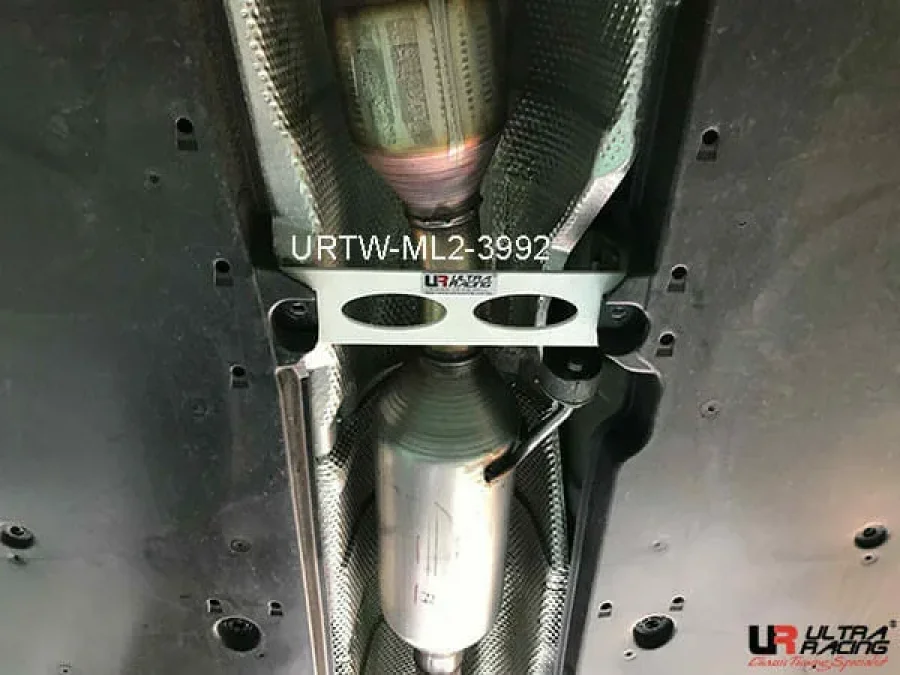 Ultra Racing Lexus ES 300H (XZ10) 2.5 Hybrid 18+/Toyota Camry X70 2.5 17+ 2WD UltraRacing 2-Point Mid Lower Brace (3992), référence URTW-ML2-3992