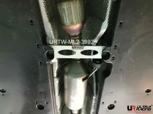 Ultra Racing Lexus ES 300H (XZ10) 2.5 Hybrid 18+/Toyota Camry X70 2.5 17+ 2WD UltraRacing 2-Point Mid Lower Brace (3992), référence URTW-ML2-3992