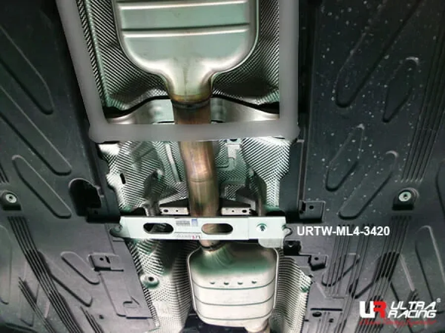 Ultra Racing Mercedes C200/C205/C250/C300 2.0T 15-21/E300 3.0T 16+/C220D 2.2D 14-21 2WD UltraRacing 4-Point Mid Lower Brace (3420), référence URTW-ML4-3420
