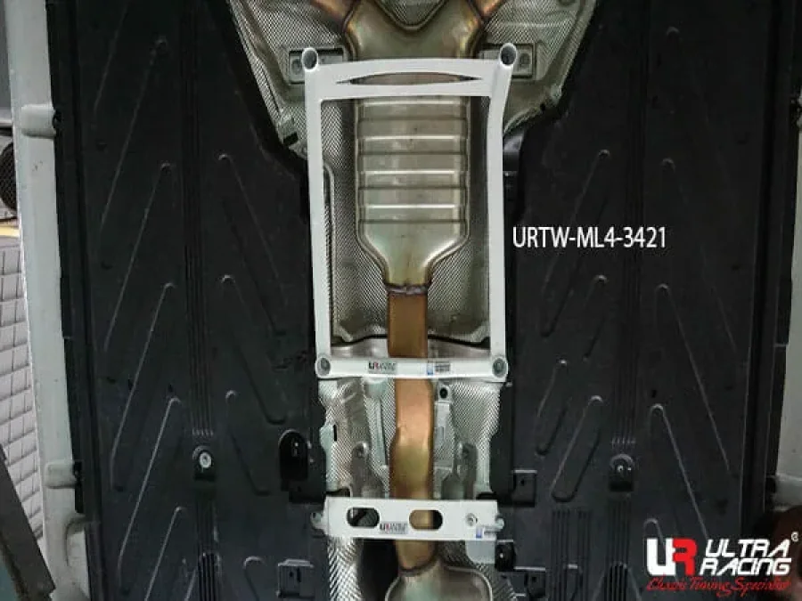 Ultra Racing Mercedes C200/C205/C250/C300/C350 2.0T 2WD 16-21/C43 3.0TT 14-21 4WD UltraRacing 4-Point Mid Lower Brace (3421), référence URTW-ML4-3421