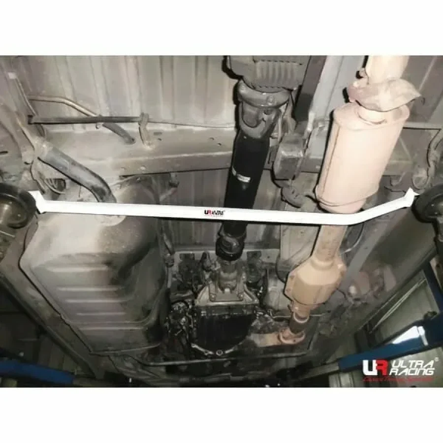 Ultra Racing Toyota Estima (XR10) 2.4 2WD 90-99 UltraRacing 2-Point Rear Lower Bar (2040), référence RL2-2040