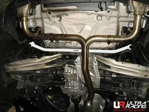 Ultra Racing Infiniti Q30 SPORT (H15) 2.0T 16+/Mercedes CLA45/A45/GLA45 2.0T 13-19/ 4WD UltraRacing 2-Point Rear Lower Bar (3949), référence RL2-3949