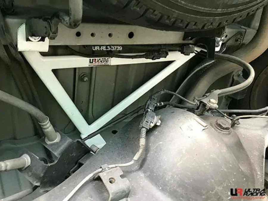 Ultra Racing Toyota Hiace (H200) 2.0D/2.5D 2WD 04+ UltraRacing 3-Point Rear Lower Bar (3739), référence RL3-3739