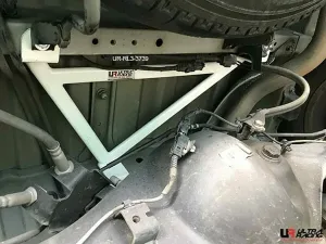 Ultra Racing Toyota Hiace (H200) 2.0D/2.5D 2WD 04+ UltraRacing 3-Point Rear Lower Bar (3739), référence RL3-3739