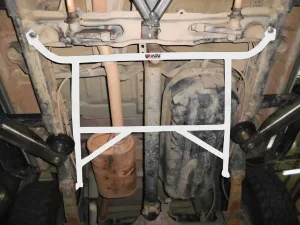 Ultra Racing Mitsubishi Storm L200 3.0 4WD 96-06 UltraRacing 4-Point Rear Lower Bar (2599), référence RL4-2599