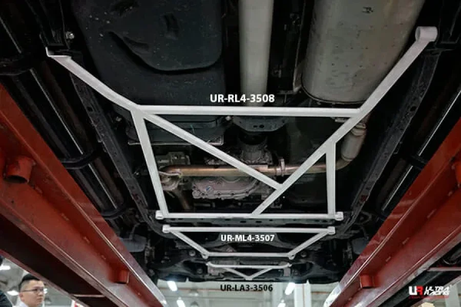 Ultra Racing Nissan Navara (D23) 2.5D 4WD 14+ UltraRacing 4-Point Rear Lower Bar (3508), référence RL4-3508