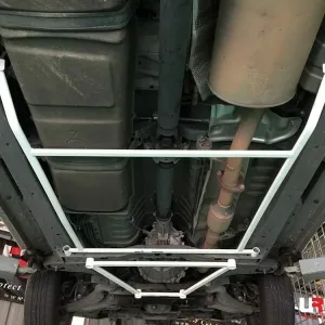 Ultra Racing Toyota Innova (AN40) 2.0 2WD 11-15 UltraRacing 4-Point Rear Lower Bar (3681), référence RL4-3681