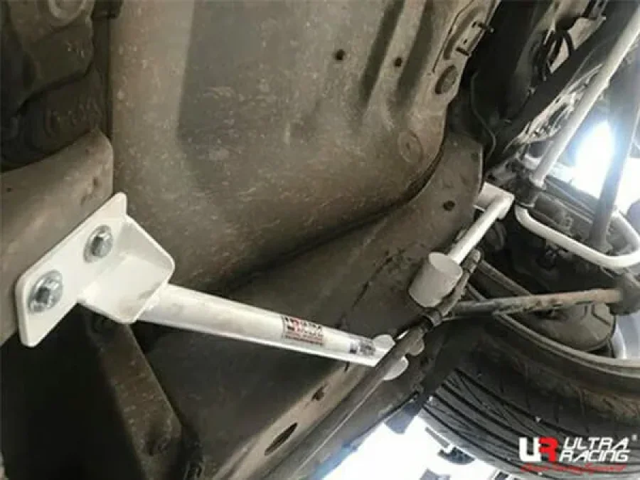 Ultra Racing Lexus RX 330 (XU30) 3.3 V6 4WD 03-08/Toyota Highlander 2.7 08-13/Harrier 2.4 04-09 UltraRacing 4-Point Rear Lower Bar (748P), référence RS4-748P