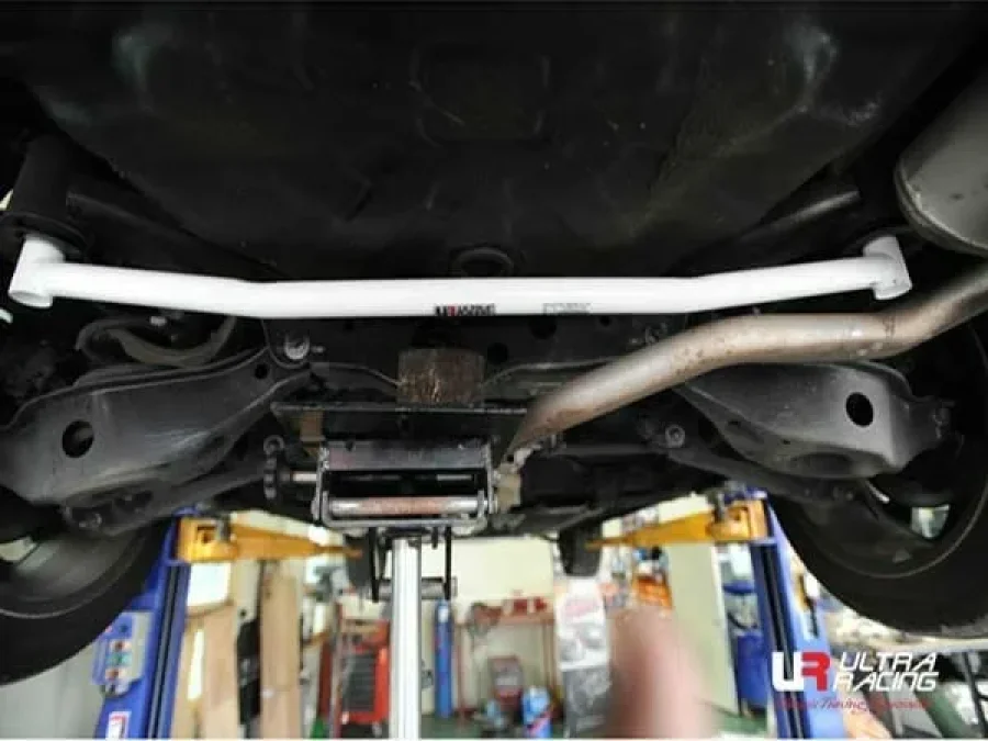 Ultra Racing Renault Samsung SM5 (L43) 1.6T/2.0/2.5 15+ UltraRacing 2-Point Rear Lower Bar (2246), référence URKR-RL2-2246
