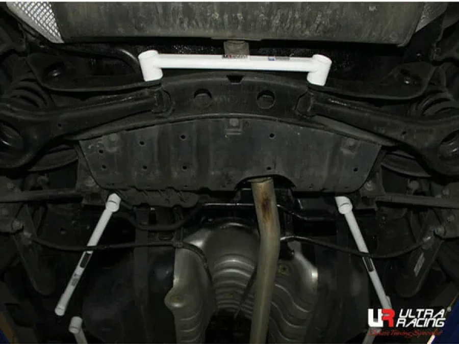 Ultra Racing Ssangyong Actyon 2.0D 05-10/Korando 2.0D 10-19 2WD UltraRacing 2-Point Rear Lower Bar (2721), référence URKR-RL2-2721