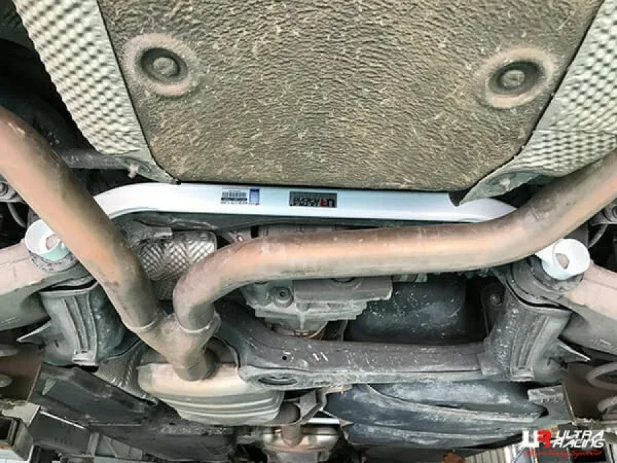 Ultra Racing Audi Q5 (TYP 8R) 2.0 TFSI 09-17/SQ5 3.0 TDI 13-17 4WD UltraRacing 2P Rear Lower Bar (3018), référence URKR-RL2-3018