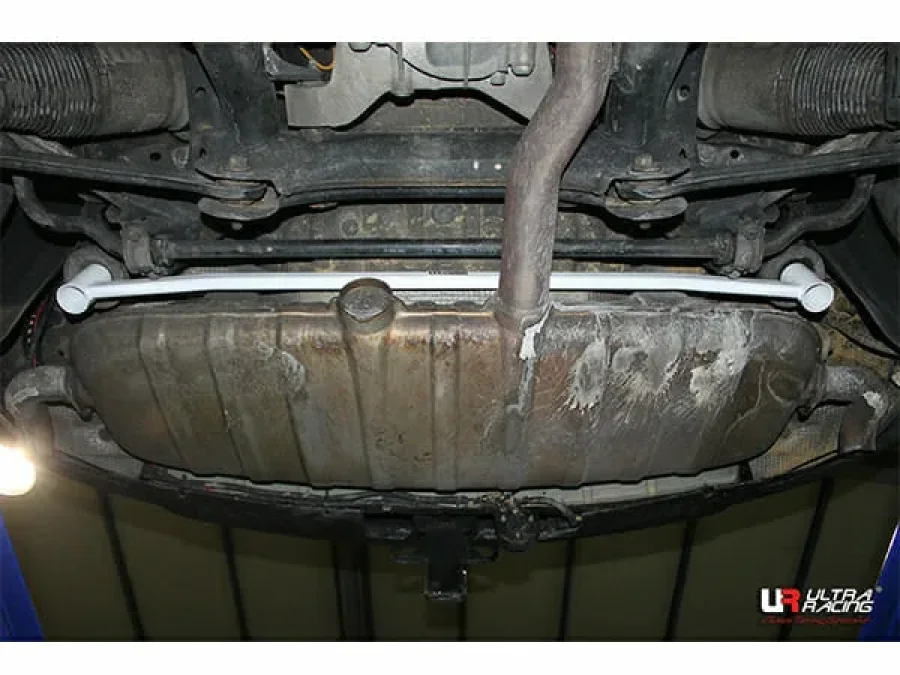Ultra Racing Volkswagen Touareg (7L) 3.0 V6 4WD 02-10 UltraRacing 2-Point Rear Lower Bar (3241), référence URKR-RL2-3241