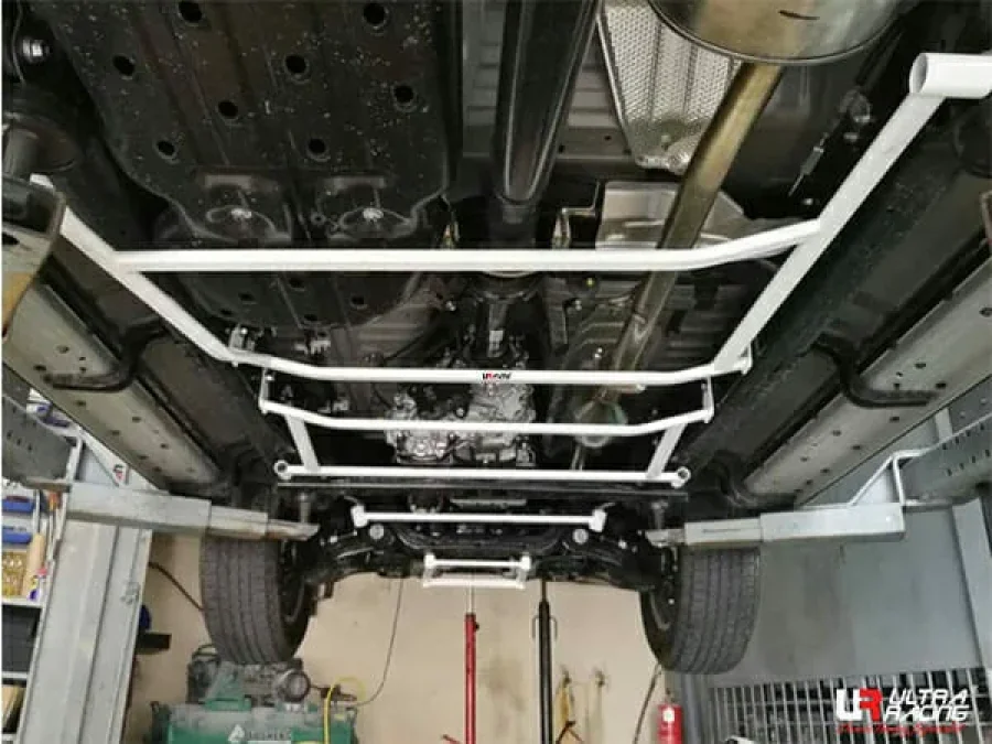 Ultra Racing Toyota Hilux Revo (AN120) 2.4D/2.8D 4WD 15+ UltraRacing 4-Point Rear Lower Bar (3361), référence URTH-RL4-3361