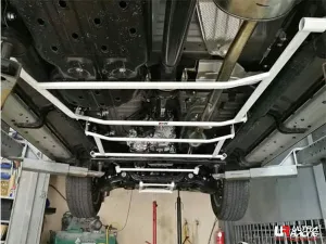 Ultra Racing Toyota Hilux Revo (AN120) 2.4D/2.8D 4WD 15+ UltraRacing 4-Point Rear Lower Bar (3361), référence URTH-RL4-3361