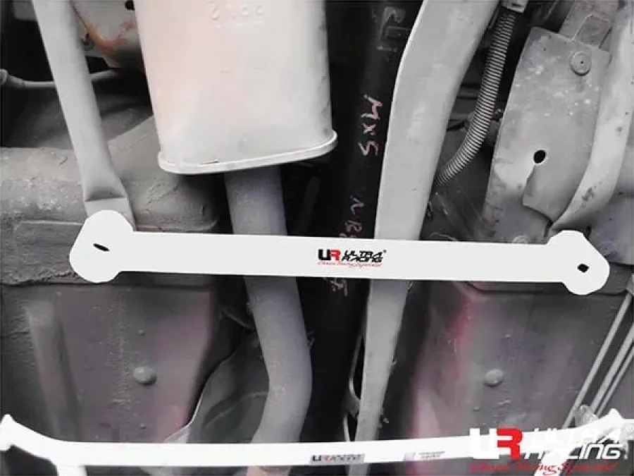 Ultra Racing Mazda MX-5 (NB) 1.8 2WD 98-05 UltraRacing 2-Point Rear Lower Bar (3708), référence URTW-RL2-3708