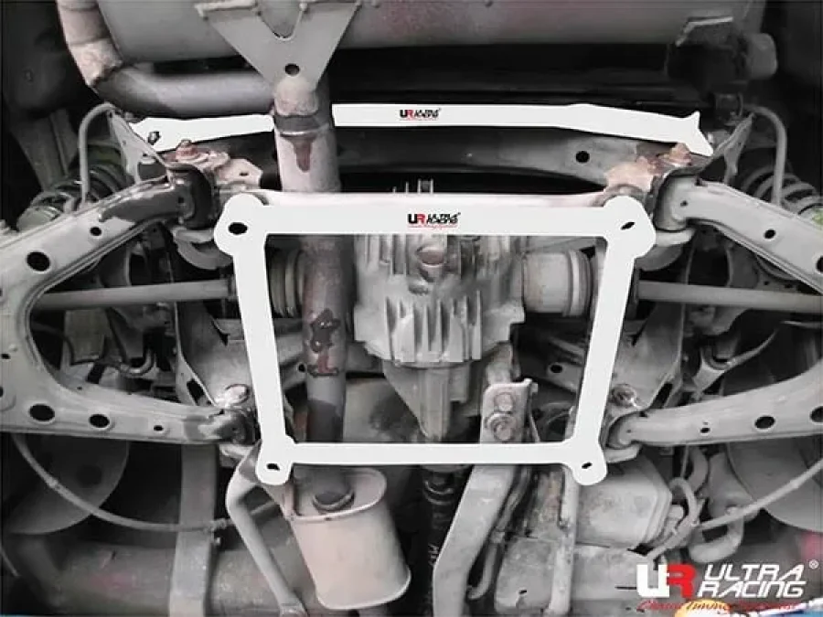 Ultra Racing Mazda MX-5 (NB) 1.8 2WD 98-05 UltraRacing 2-Point Rear Lower Bar (3709), référence URTW-RL2-3709