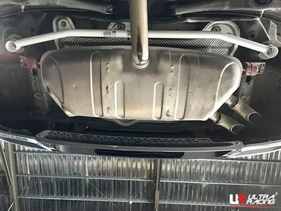 Ultra Racing Volkswagen Tiguan 1.4 TSI 2WD/4WD 16+/Tiguan 2.0 TSI 16+ UltraRacing 2-Point Rear Lower Bar (3867), référence URTW-RL2-3867