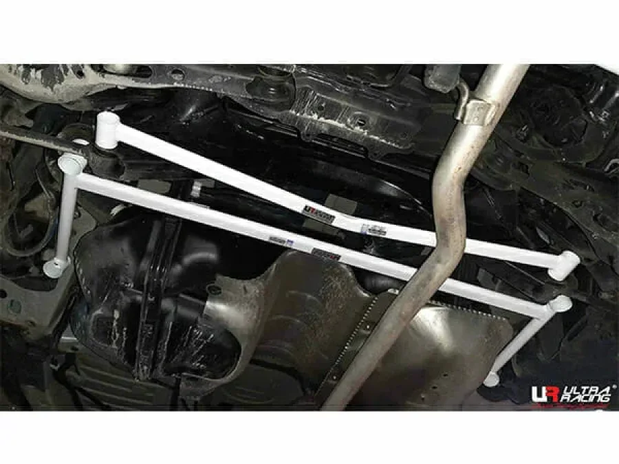 Ultra Racing Lexus ES 300H (XZ10) 2.5 Hybrid 18+/Toyota Camry 2.5 17+/RAV4 2.0 18+ 2WD UltraRacing 2-Point Rear Lower Bar (3994), référence URTW-RL2-3994