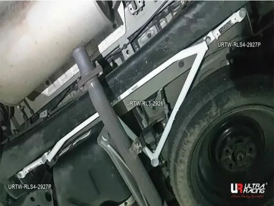 Ultra Racing Toyota Sienna (XL30) 3.5 V6 2WD 10+ UltraRacing 3-Point Rear Lower Bar (2926), référence URTW-RL3-2926