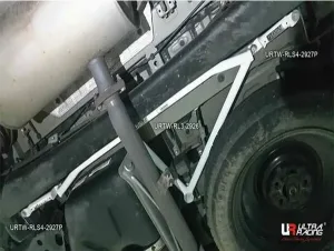 Ultra Racing Toyota Sienna (XL30) 3.5 V6 2WD 10+ UltraRacing 3-Point Rear Lower Bar (2926), référence URTW-RL3-2926