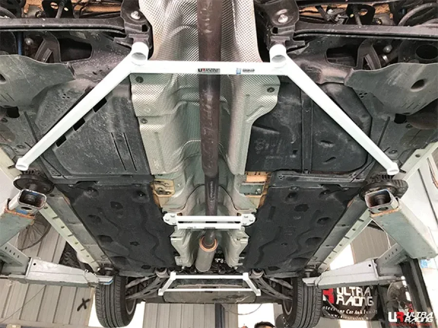 Ultra Racing BMW 2 F45 216i /X1 F48 2.0T /Mini Clubman F54 /Country Man F60 UltraRacing 3-Point Rear Lower Bar (3859), référence URTW-RL3-3859
