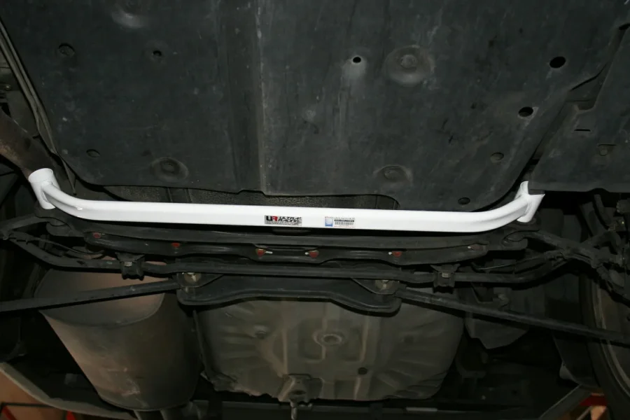Ultra Racing Acura RL (KA-9) 3.5 96-04/Honda Legend 3.2 95-04 2WD UltraRacing 2P Rear Lower Bar (2363), référence URUS-RL2-2363