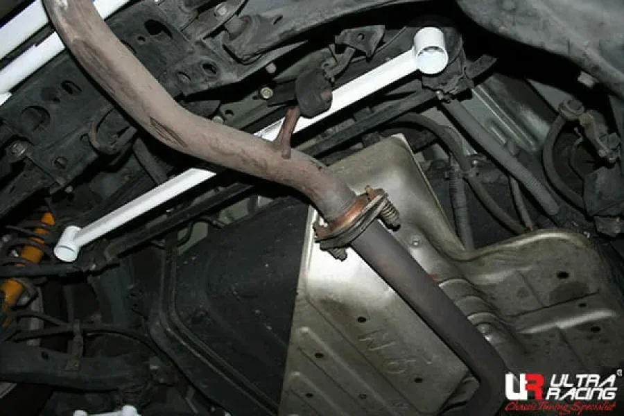 Ultra Racing Scion TC (AT10) 2.4 2WD 05-10 UltraRacing 2-Point Rear Lower Bar (2468), référence URUS-RL2-2468