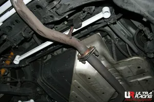 Ultra Racing Scion TC (AT10) 2.4 2WD 05-10 UltraRacing 2-Point Rear Lower Bar (2468), référence URUS-RL2-2468
