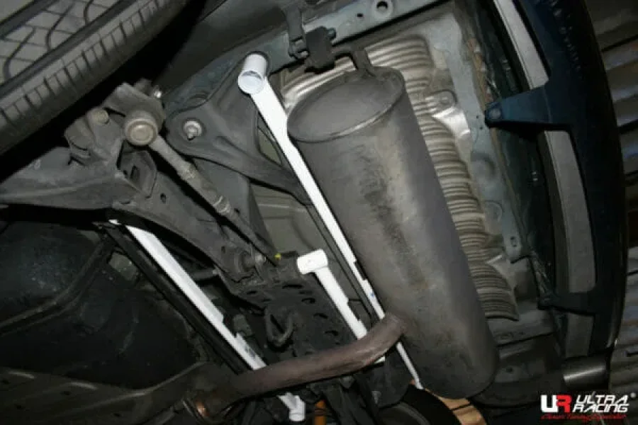 Ultra Racing Scion TC (AT10) 2.4 2WD 05-10 UltraRacing 2-Point Rear Lower Bar (2470), référence URUS-RL2-2470
