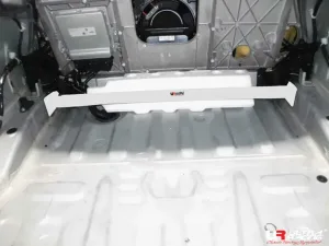 Ultra Racing Nissan Skyline (GT-R) (R35) 3.8TT 4WD 07+ UltraRacing 2-Point Rear Upper Strutbar (3217A), référence RE2-3217A