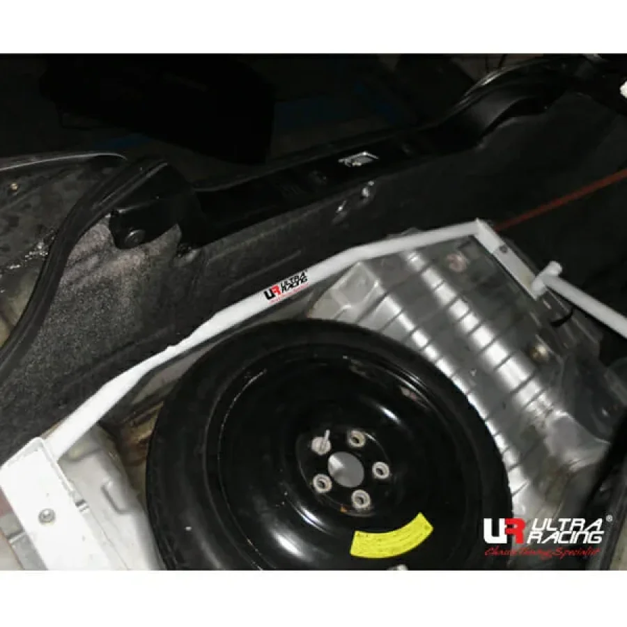 Ultra Racing Nissan Skyline (GTR 34) 2.6TT 4WD 99-02 UltraRacing 2-Point Rear Upper Strutbar (3457), référence RE2-3457