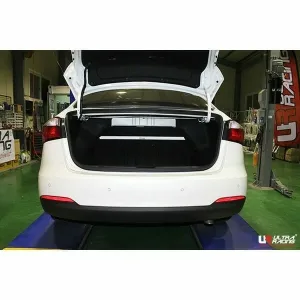 Ultra Racing Kia Cerato K3 (YD) 1.6 GDI 2WD Coupe 12-18/Kia Forte 1.6 GDI 12-18 UltraRacing 2-Point Rear Upper Strutbar (2632), référence URKR-RE2-2632