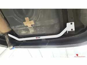 Ultra Racing Toyota Camry (XV30) 2.4 2WD 02-06 UltraRacing 3-Point Rear Torsion Bar (3483), référence RT2-3483
