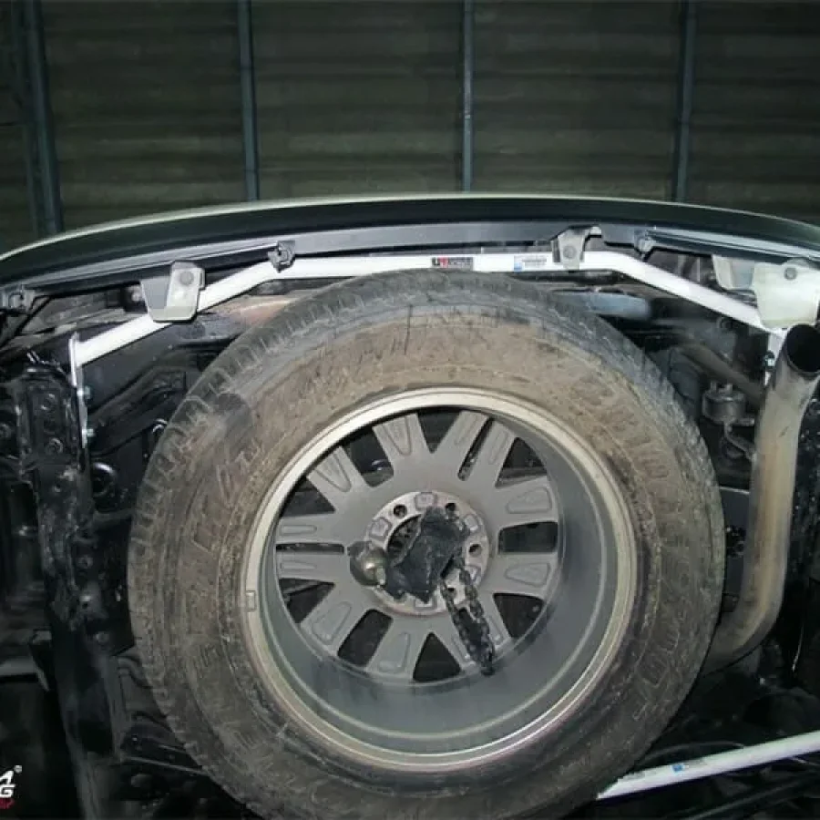 Ultra Racing Toyota Fortuner (AN150) 2.4D/2.7/2.8D 15+/Innova 2.0 15+ 2WD/4WD UltraRacing 2-Point Rear Torsion Bar (3366), référence URTH-RT2-3366
