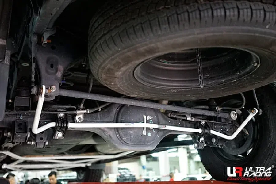Ultra Racing Nissan Navara (D23) 2.5D 4WD 14+ UltraRacing Rear Sway Bar 19mm (567), référence AR19-567